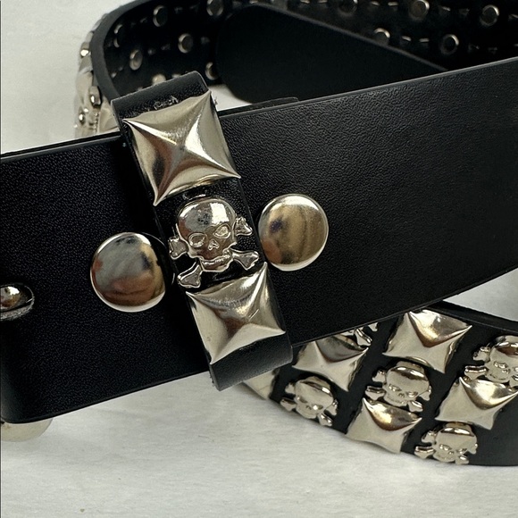 Hot Topic Skulls & Crossbones Three Row Pyramid Stud Belt Sz S - Picture 4 of 11